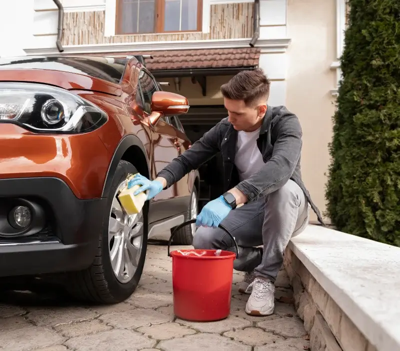 Lavage auto à domicile Monétay-sur-Loire : professionnel intervenant sur un véhicule